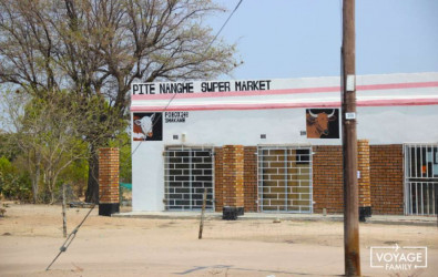 supermarché botswana pour faire ses courses lors d'un safari en famille au botswana